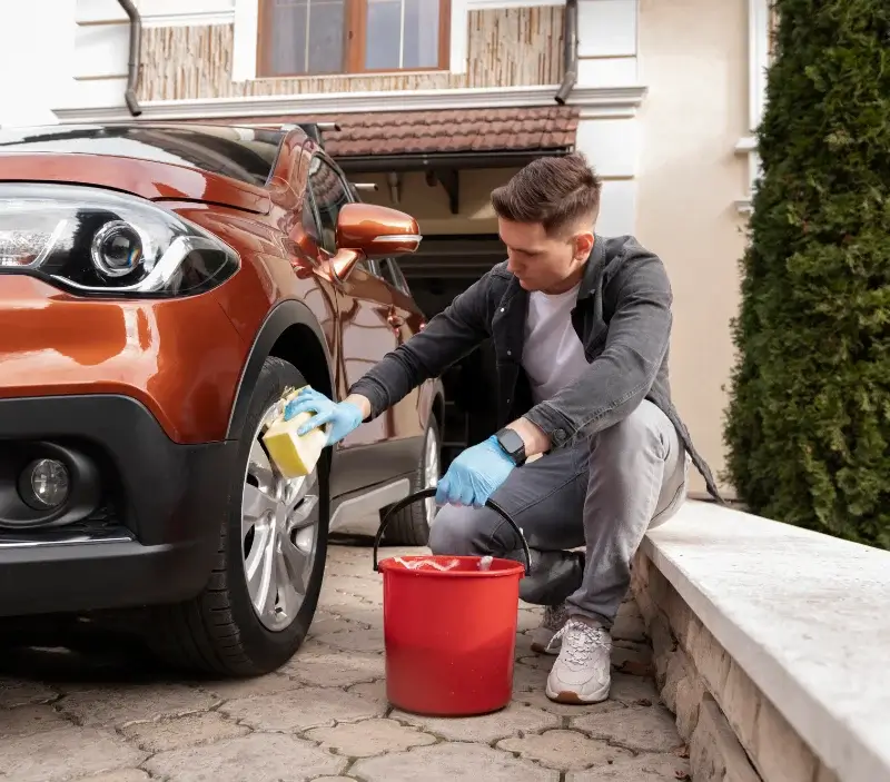 Lavage auto à domicile Montigny-aux-Amognes : professionnel intervenant sur un véhicule